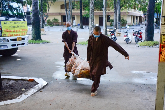 Chùa Hoằng Pháp: Tiếp tục hỗ trợ người dân khó khăn trong đại dịch Covid (đợt 8)